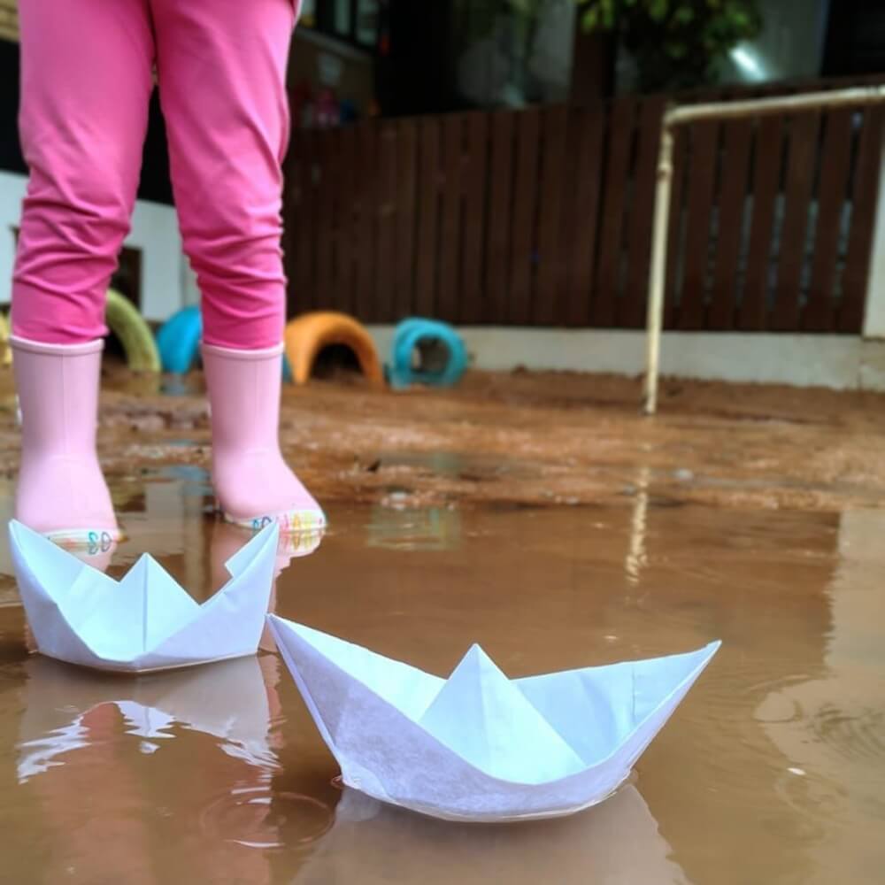 Criança brincando em dia de chuva