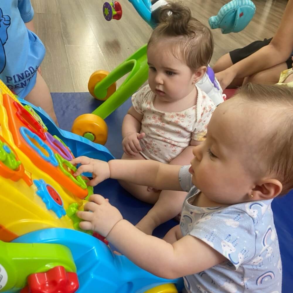 Crianças socializando em sala de aula
