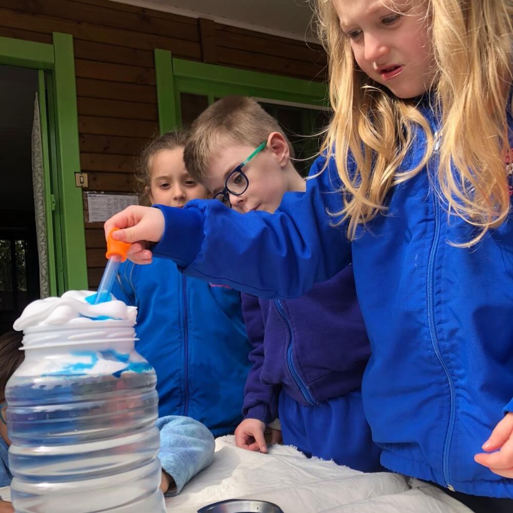 Alunos fazendo experiências