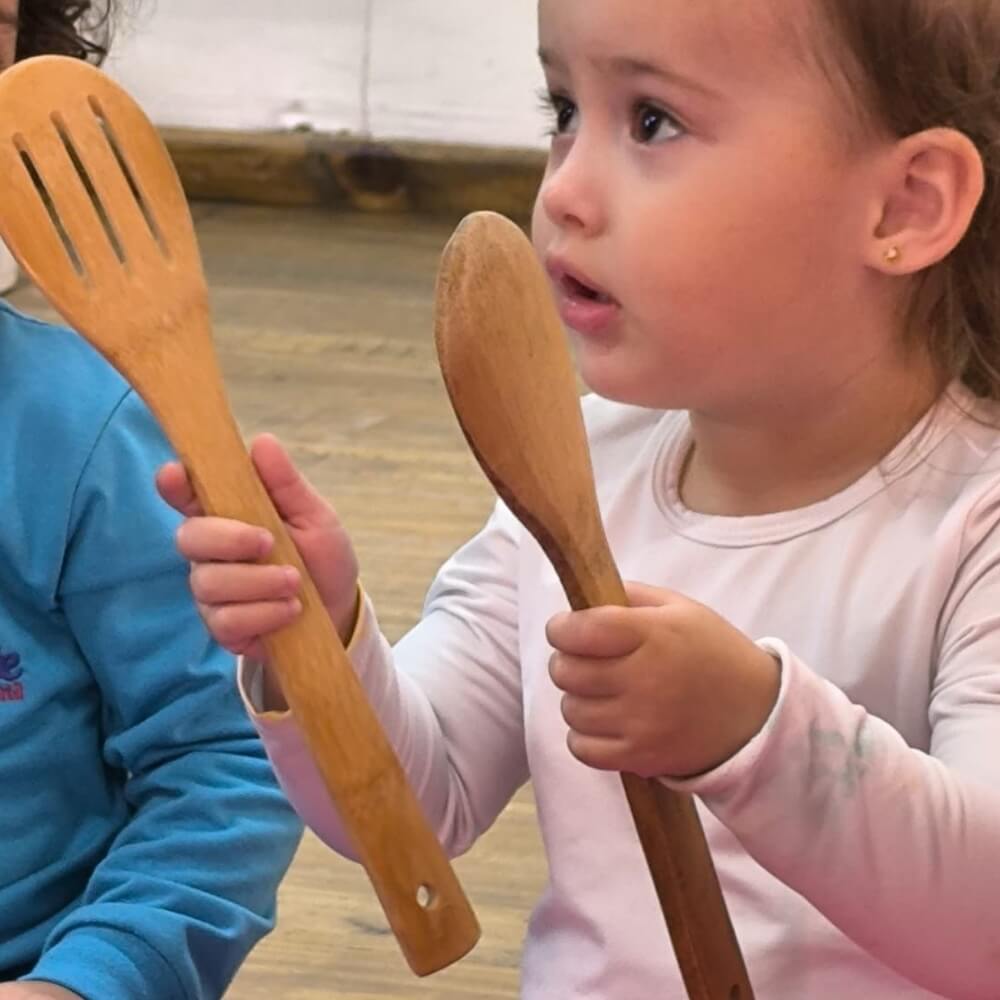 Criança brincando em sala de aula