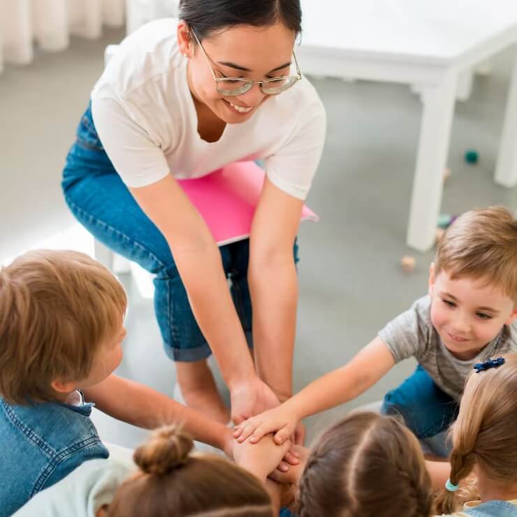 Professora e alunos juntos em uma roda de leitura