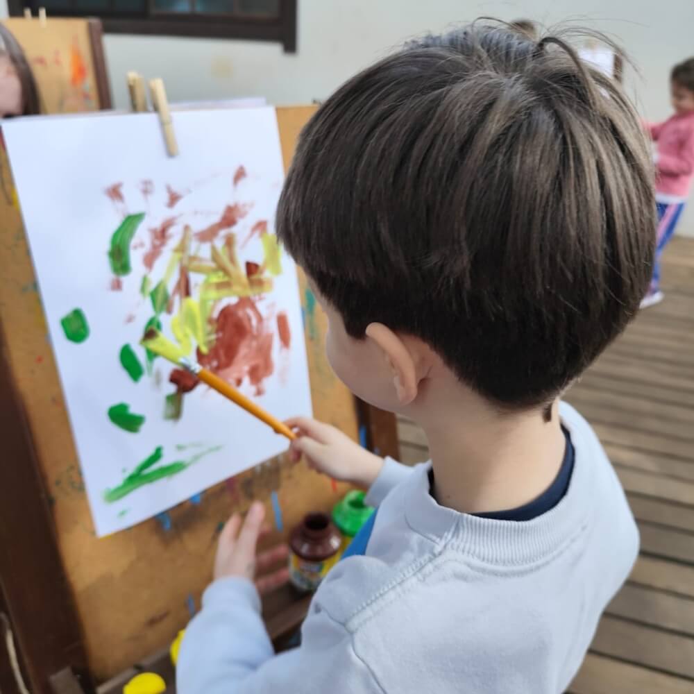 Menino pintando um quadro